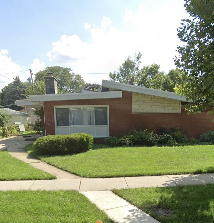 5127 W Estes Ave in Skokie, IL - Building Photo