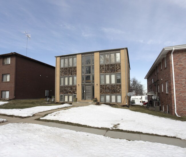 2124 E St in Lincoln, NE - Foto de edificio - Building Photo
