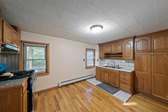 16 Guild St, Unit 1 in Quincy, MA - Foto de edificio - Building Photo