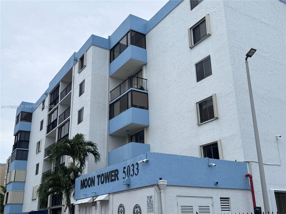 5033 NW 7th St in Miami, FL - Building Photo