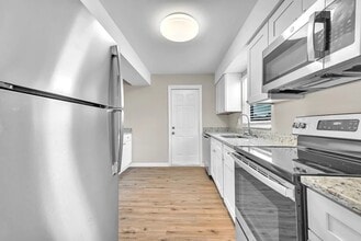 6913 Voltaire Dr in Orlando, FL - Building Photo - Building Photo