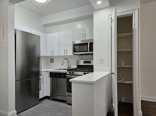 236 W 22nd St, Unit 3A in New York, NY - Foto de edificio - Building Photo