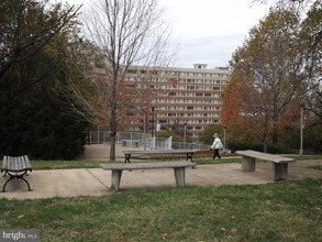 1300 S Arlington Ridge Rd-Unit -103 in Arlington, VA - Building Photo - Building Photo