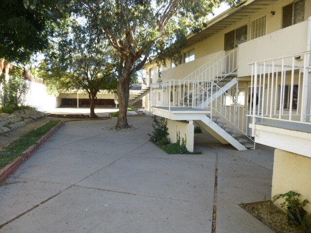 127-145 W Santa Barbara St in Santa Paula, CA - Building Photo - Building Photo