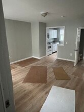 111 Ennell St, Unit Ennell in Lowell, MA - Foto de edificio - Building Photo