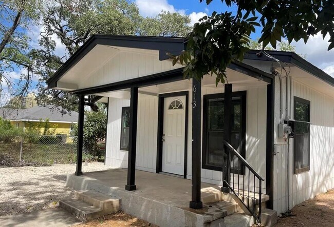 613 S Saunders St in Seguin, TX - Building Photo - Building Photo