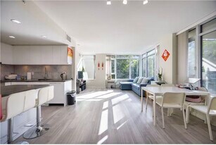 7328 Gollner Ave in Richmond, BC - Building Photo