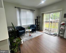 8171 Glade Bank Dr in Manassas, VA - Foto de edificio - Building Photo