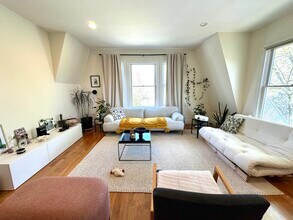 10 Selkirk Rd in Boston, MA - Foto de edificio - Building Photo