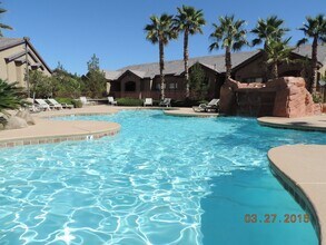 8250 N Grand Canyon Dr in Las Vegas, NV - Foto de edificio - Building Photo