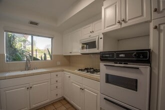 14706 Dickens St, Unit 05 in Los Angeles, CA - Foto de edificio - Building Photo