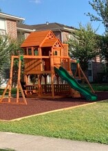 Porter Plaza Apartments in Porter, TX - Foto de edificio - Building Photo