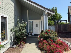 220 Joy Ct in Dixon, CA - Building Photo - Building Photo