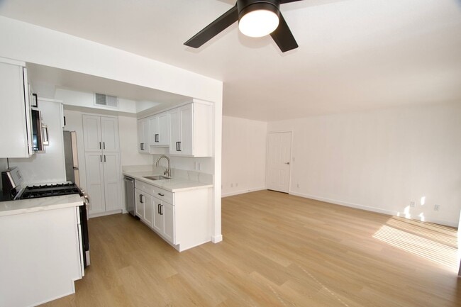 10914 Camarillo St, Unit 03 in Los Angeles, CA - Building Photo - Building Photo