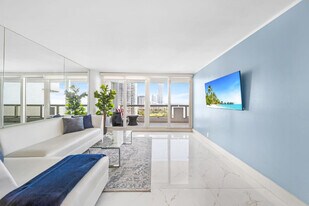 1717 N Bayshore Dr in Miami, FL - Building Photo