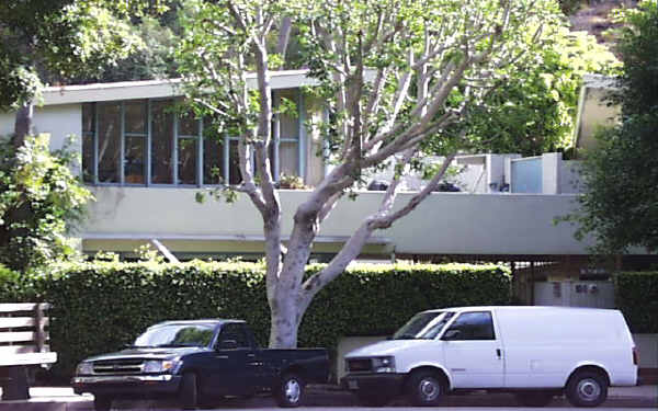 850 Moraga Dr in Los Angeles, CA - Building Photo