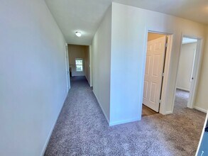 302 Chalet Cir in Clarksville, TN - Foto de edificio - Building Photo