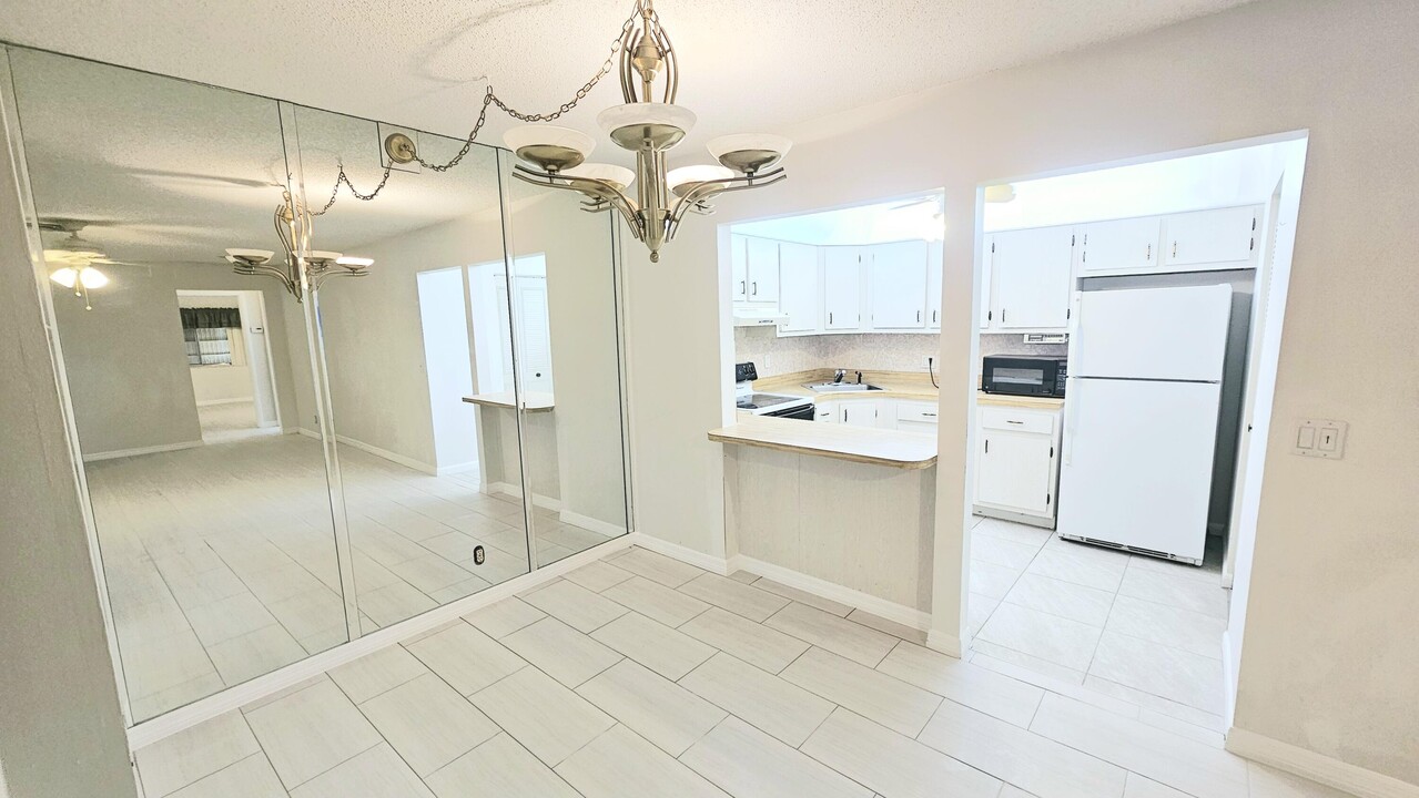 5971 La Pinata Blvd in Greenacres, FL - Building Photo