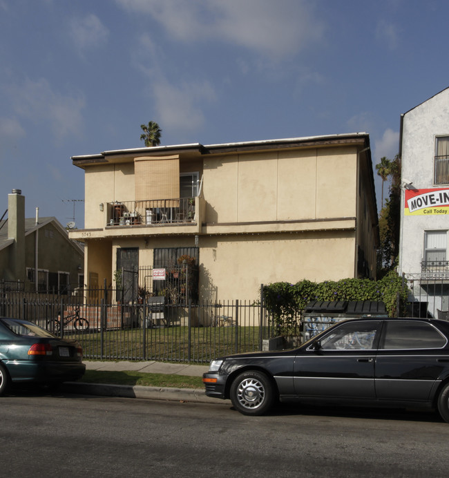 5743 Lexington Ave in Los Angeles, CA - Foto de edificio - Building Photo