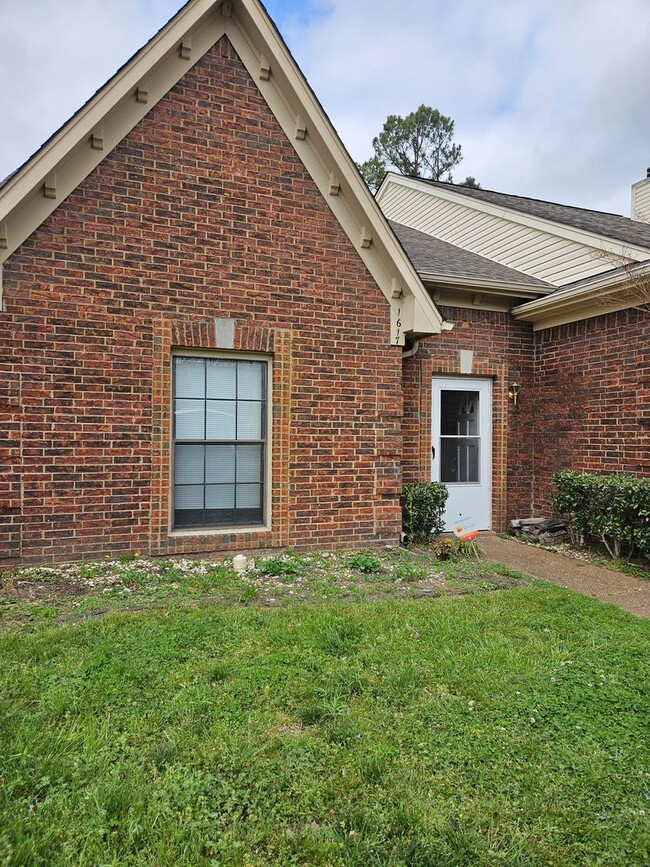 property at 1617 Smokehouse Dr