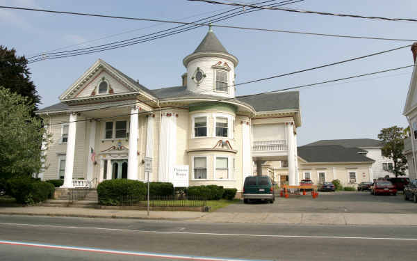 Pioneer House in Peabody, MA - Building Photo