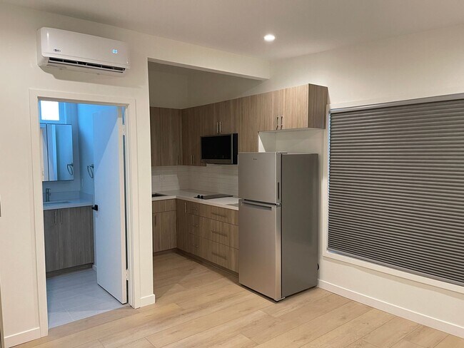 10516 Santa Monica Blvd in Los Angeles, CA - Building Photo - Building Photo