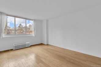 345 E 93rd St in New York, NY - Building Photo - Building Photo