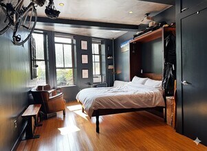 135 Christopher St in New York, NY - Building Photo - Building Photo