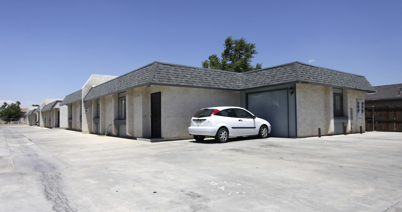 8896 I Ave in Hesperia, CA - Building Photo