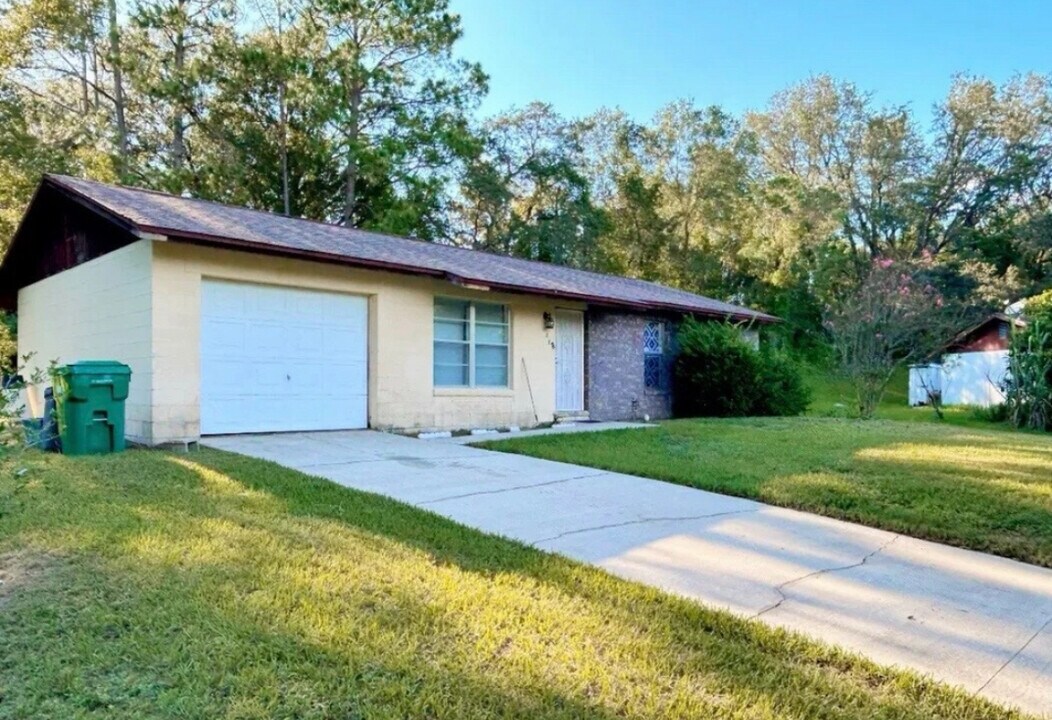321 E Primrose Ln in Lady Lake, FL - Foto de edificio