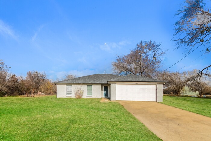 2140 N Shore Rd in Quinlan, TX - Building Photo