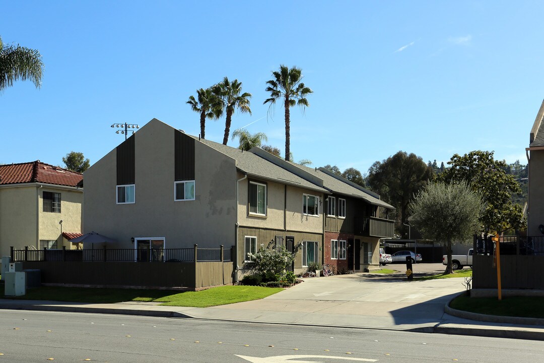 453-495 W Chase Ave in El Cajon, CA - Building Photo