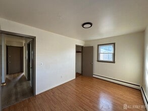 34 Carteret Ave, Unit 2 in Carteret, NJ - Foto de edificio - Building Photo