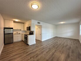 2500 Johnson St in Hollywood, FL - Building Photo