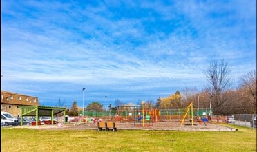 9395 Bay Colony Dr, Unit Apt 2s in Des Plaines, IL - Foto de edificio - Building Photo