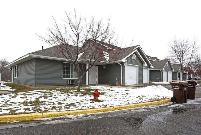 Water's Edge Townhomes in Watertown, MN - Building Photo - Building Photo