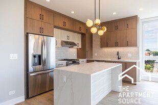 2355 W Flournoy St, Unit 202 in Chicago, IL - Building Photo