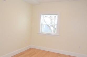 28 Putnam St, Unit 1 in Somerville, MA - Foto de edificio - Building Photo
