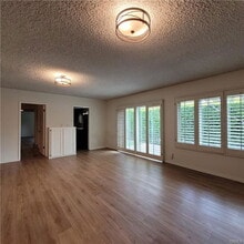 303 S Kenneth Rd in Burbank, CA - Building Photo - Building Photo
