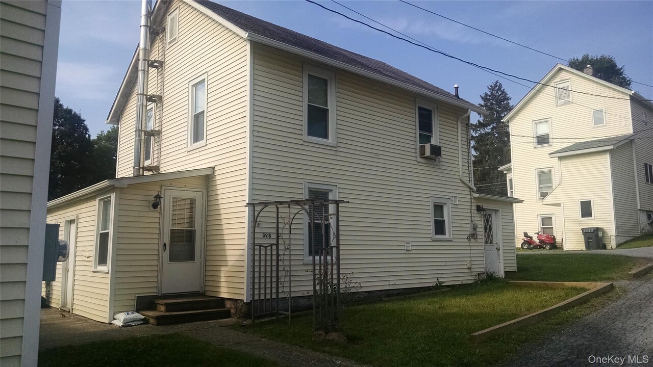 89 N Montgomery St in Walden, NY - Building Photo