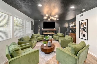 Legend Oaks Apartments in Kansas City, KS - Foto de edificio - Building Photo