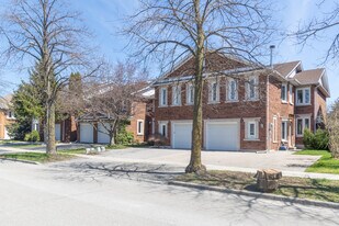 40 Brownstone Cir in Thornhill, ON - Building Photo