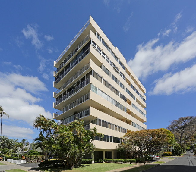 3056 Kalakaua Ave in Honolulu, HI - Foto de edificio - Building Photo