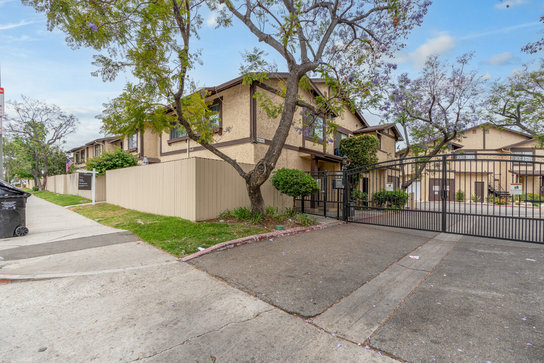 8601 Sunland Blvd in Sun Valley, CA - Building Photo