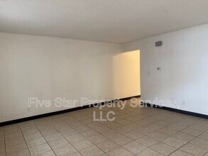 Lake Shore Apartments in Springfield, IL - Building Photo - Interior Photo