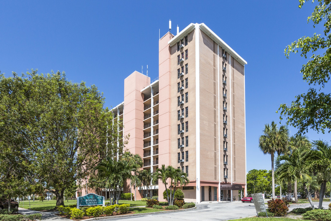 Bonair Towers in Ft. Myers, FL - Building Photo