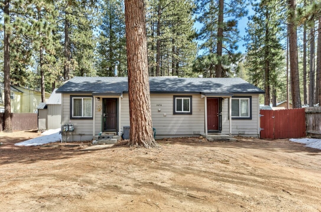 3676 Rocky Point Rd, Unit B in South Lake Tahoe, CA - Foto de edificio