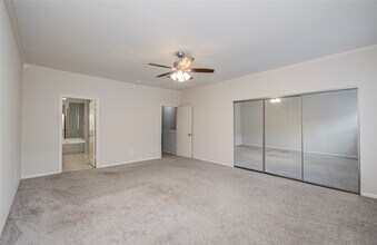 3088 Holly Hall St in Houston, TX - Building Photo - Building Photo