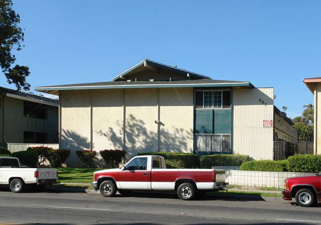 631 W Channel Islands Blvd in Oxnard, CA - Foto de edificio - Building Photo