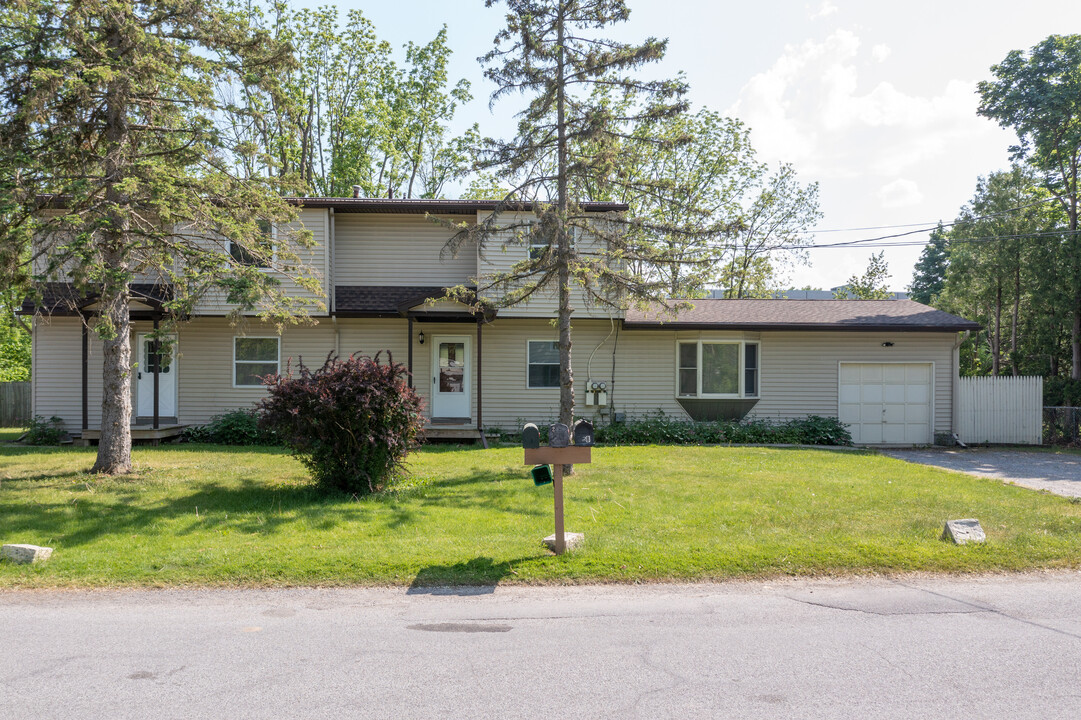 2 Rorbach Ln, Unit A in Geneseo, NY - Foto de edificio